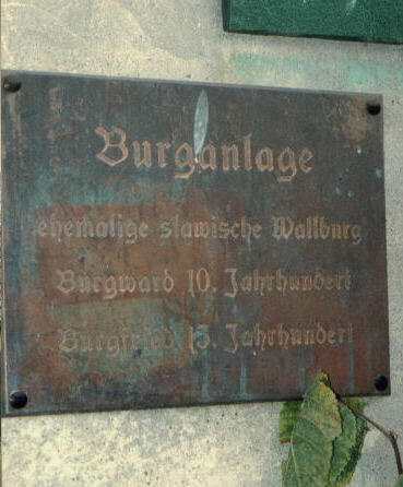 Schild mit Erbauungsdaten