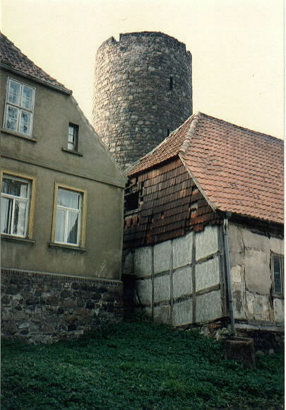 Torhaus seitlich + angrenzendes Pallasgebäude