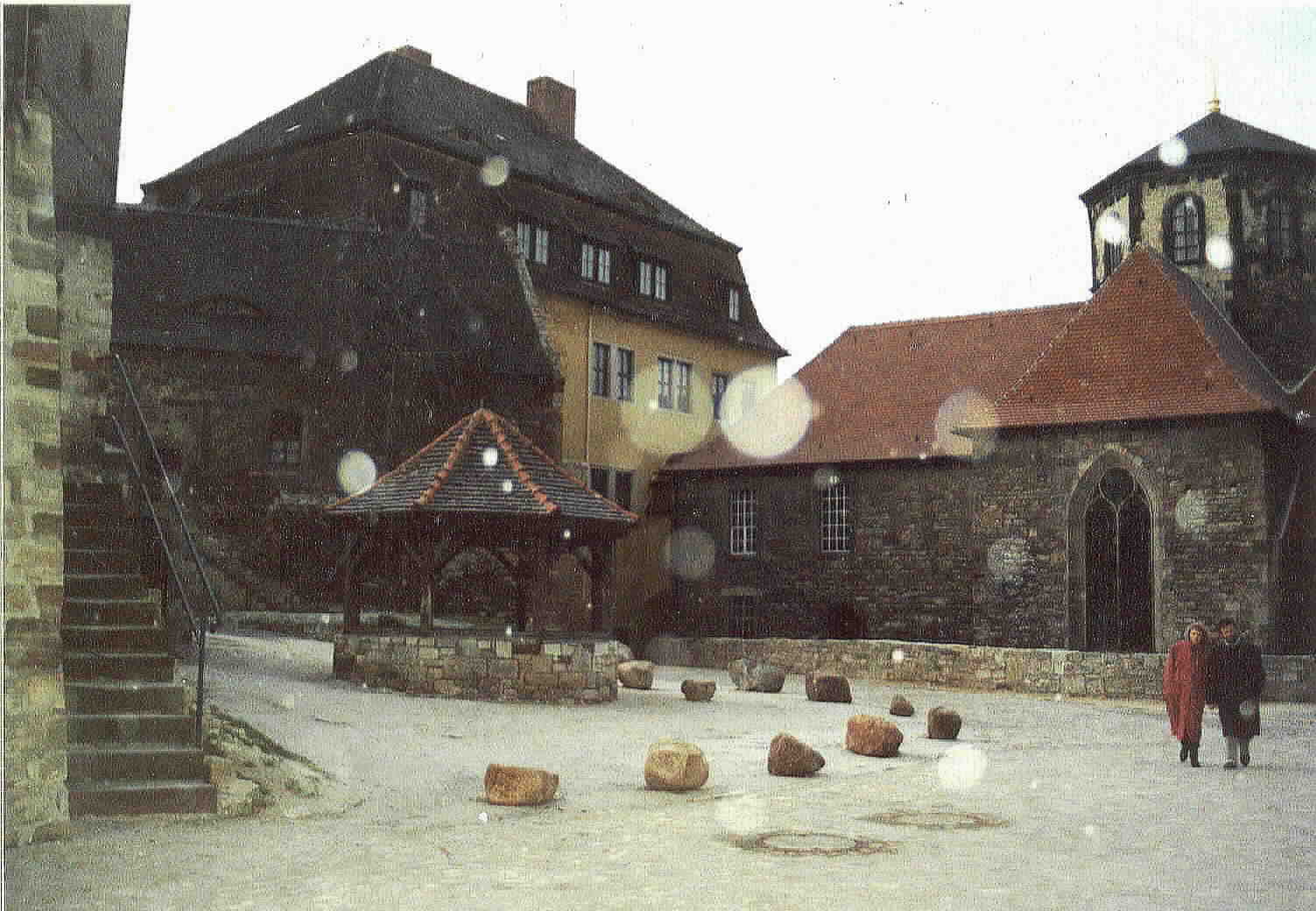 Burgkirche und Brunnen, im Hintergrund Pallas