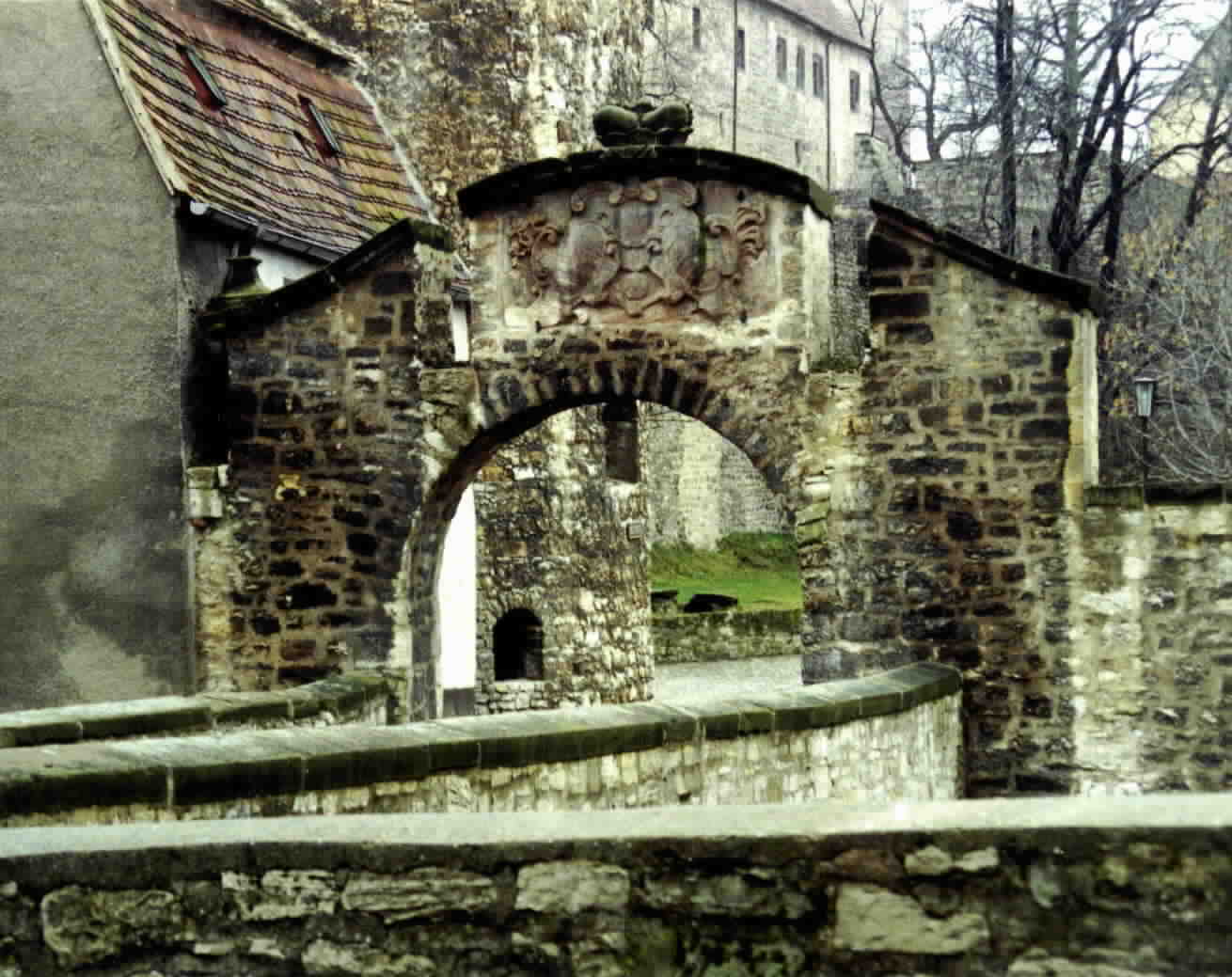 Tor mit Wappen