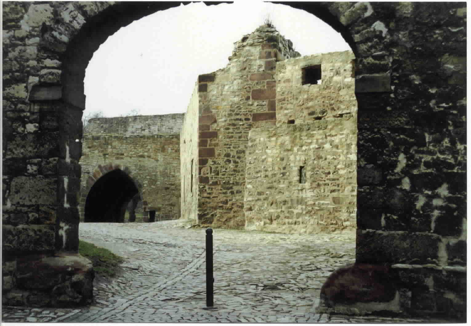 westl. Eingang zur Vorburg